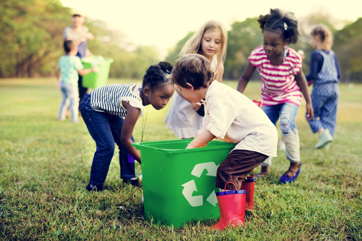 Children recycling together